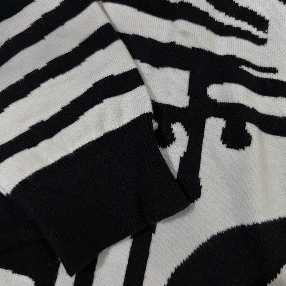Louis Vuitton Black and White Sweater - Picture 4 of 8